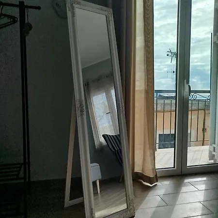 Sea View, Kaizer Throne, Lalis House פלקאס