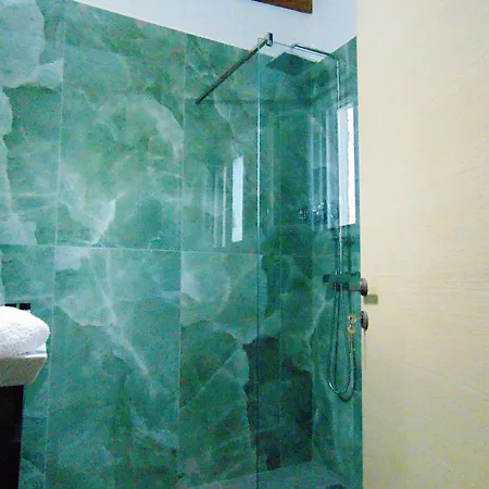 Sea View, Kaizer Throne, Lalis House