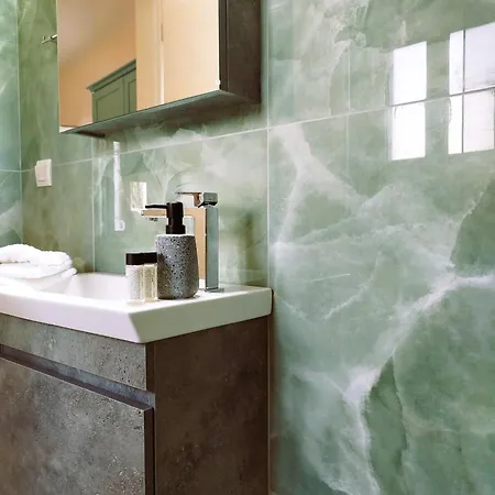 Sea View, Kaizer Throne, Lalis House