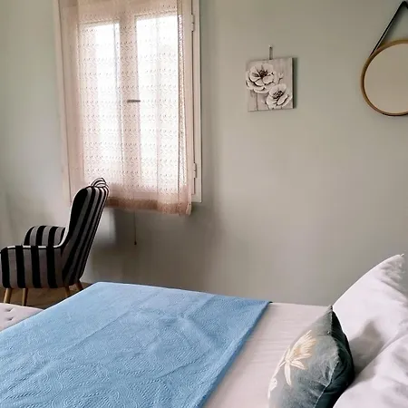 Sea View, Kaizer Throne, Lalis House פלקאס