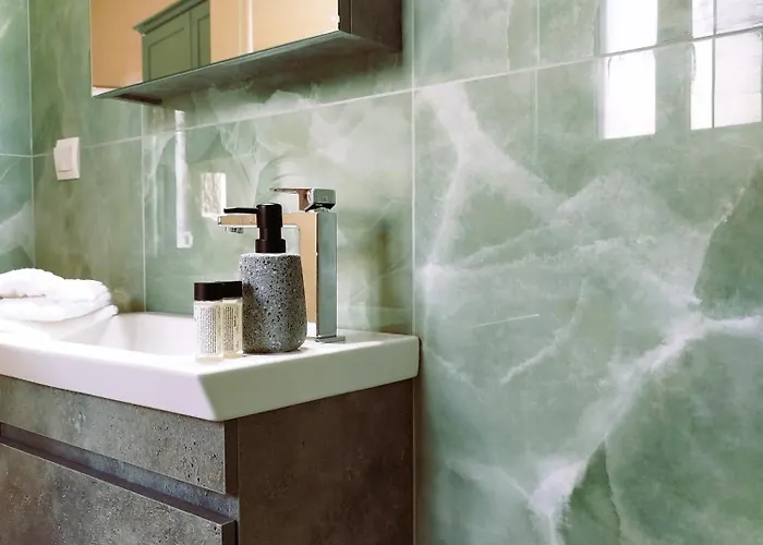 Sea View, Kaizer Throne, Lalis House