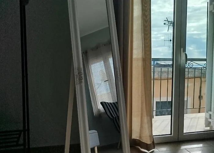 Sea View, Kaizer Throne, Lalis House פלקאס