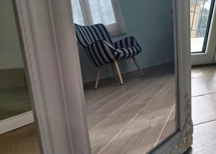 Sea View, Kaizer Throne, Lalis House